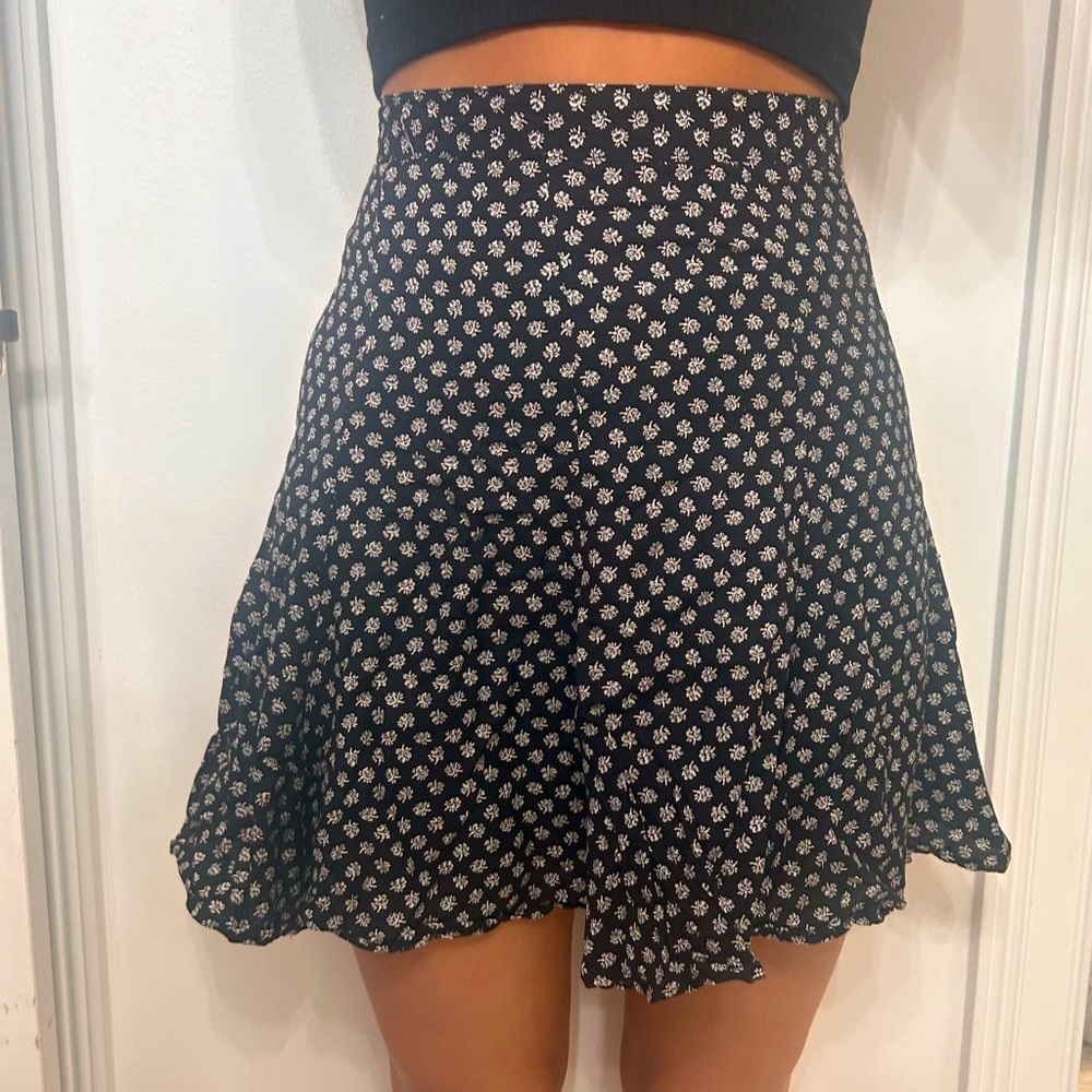 Vintage NY Invasion Black High Wasted Pleated Mini Skirt with White Rose Print